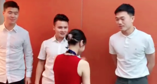 Quang Hải bị soi biểu cảm lạ với fan nữ xinh đẹp, bồ tin đồn liền có ngay động thái-3