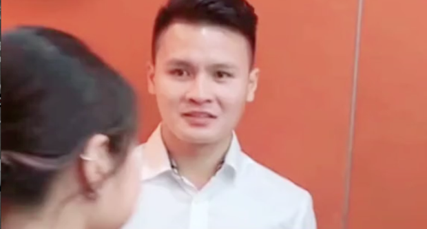 Quang Hải bị soi biểu cảm lạ với fan nữ xinh đẹp, bồ tin đồn liền có ngay động thái-2