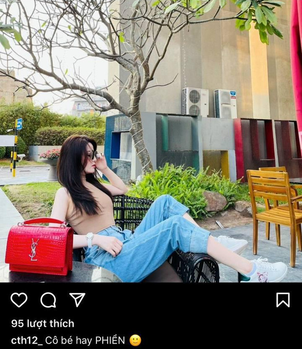 Quang Hải bị soi biểu cảm lạ với fan nữ xinh đẹp, bồ tin đồn liền có ngay động thái-1