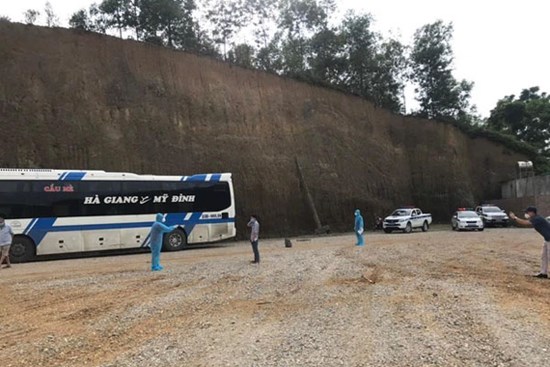 Hà Nội phát hiện 20 người liên quan ca F0 trèo tường trốn viện tại Bắc Giang, đến bến xe Mỹ Đình bắt xe khách về quê