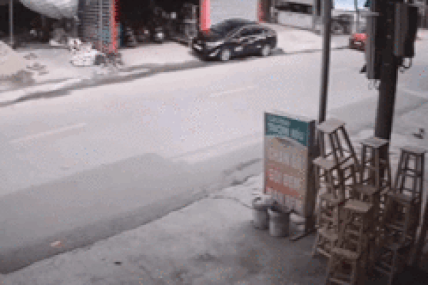 Khoảnh khắc xe ô tô con bất ngờ va vào xe đang đỗ, lật ngửa giữa đường