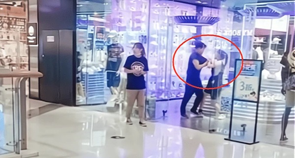 Vòi sugar daddy mua bộ váy 6 triệu rưỡi, cô gái bị bồ già tẩn giữa cửa hàng, bộ dạng nam chính làm dân tình ngao ngán-1