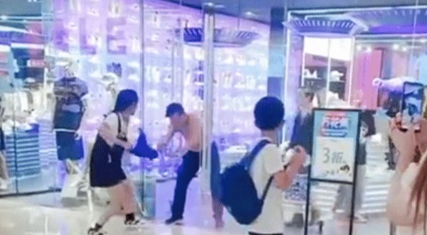 Vòi sugar daddy mua bộ váy 6 triệu rưỡi, cô gái bị bồ già tẩn giữa cửa hàng, bộ dạng nam chính làm dân tình ngao ngán-3