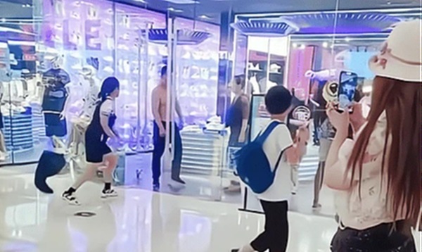 Vòi sugar daddy mua bộ váy 6 triệu rưỡi, cô gái bị bồ già tẩn giữa cửa hàng, bộ dạng nam chính làm dân tình ngao ngán-4