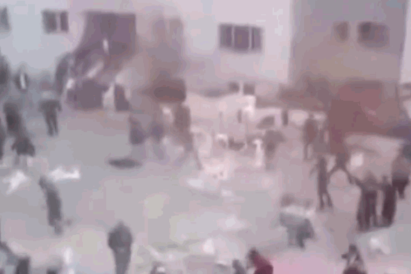 Cô dâu nổi nóng chỉ thẳng mặt, đi đường quyền với chú rể ngay trong lễ cưới-1