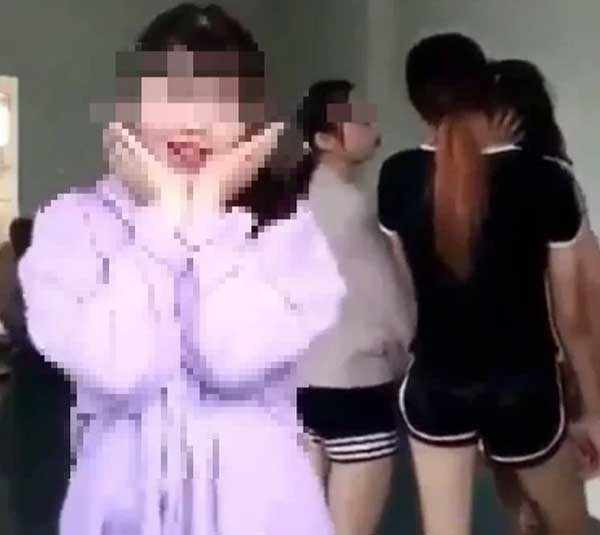 Nữ sinh trung học bị đánh ghen tập thể, lãnh 30 cái tát trong 5 phút, chị đại chu môi tạo dáng đáng yêu gây chú ý-2