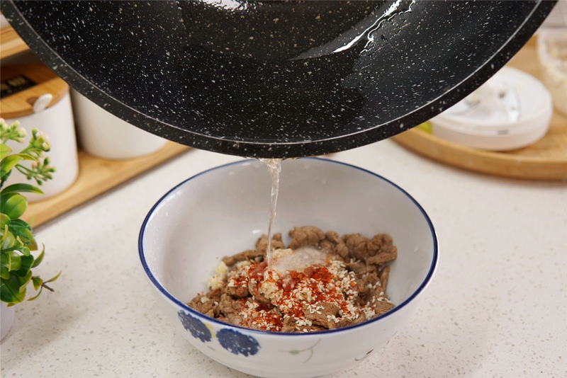 Chỉ mất 15 phút là có ngay món bò trộn mềm ngon xuất sắc cho buổi cơm tối-4