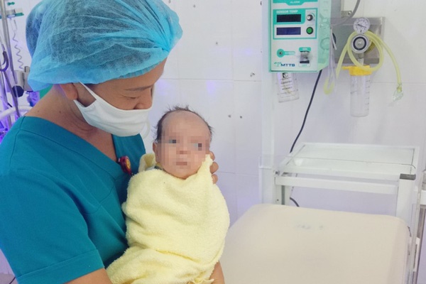 Bé sơ sinh uốn ván nguy kịch vì gia đình dùng kéo tự cắt rốn tại nhà-2