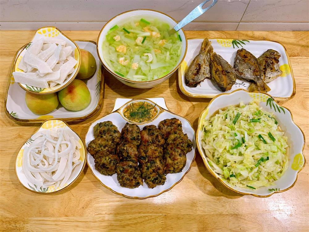 Mâm cơm 7749 món chẳng hề trùng nhau của bà mẹ 8x, vừa ngon vừa đẹp như này bảo sao chồng con không thích ăn cơm ngoài hàng-6