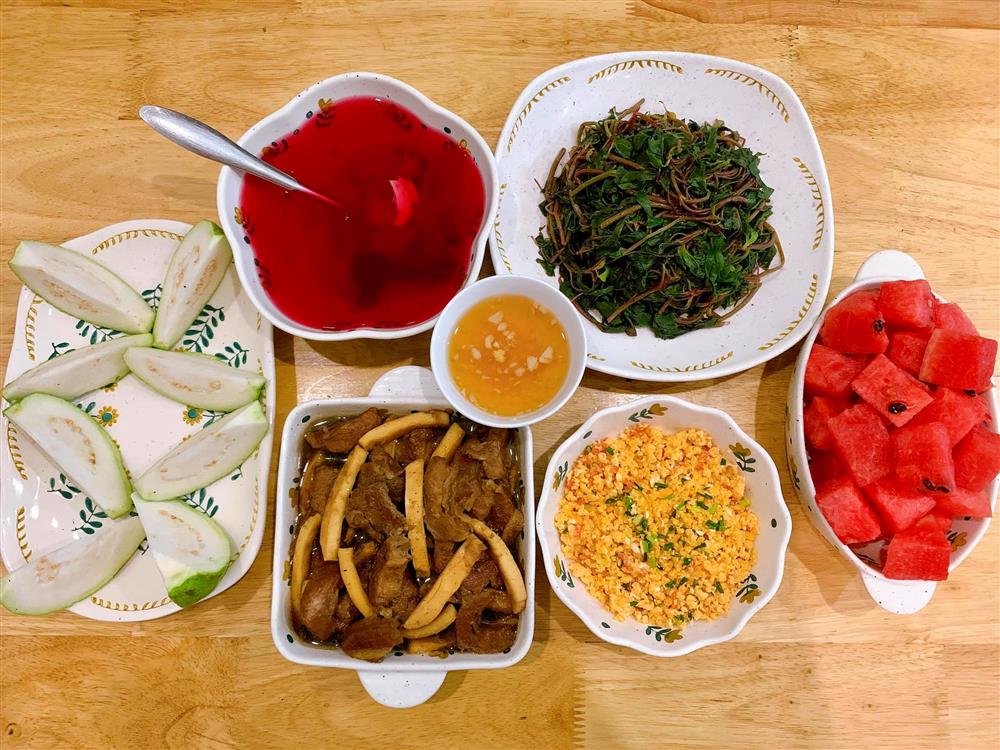 Mâm cơm 7749 món chẳng hề trùng nhau của bà mẹ 8x, vừa ngon vừa đẹp như này bảo sao chồng con không thích ăn cơm ngoài hàng-11