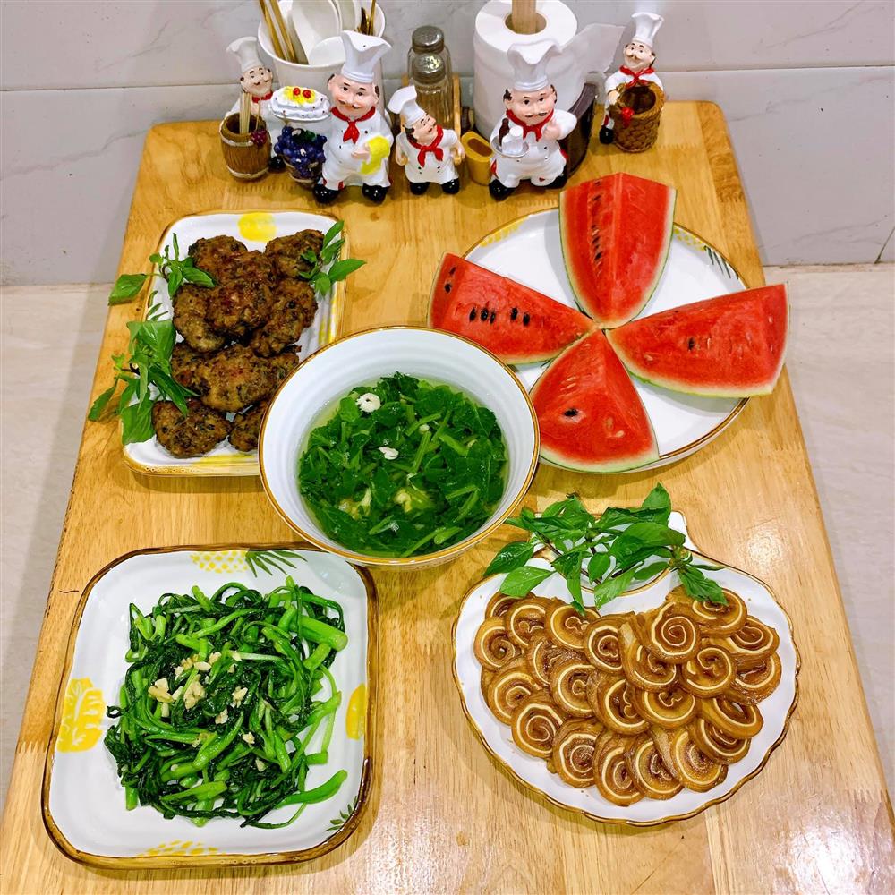 Mâm cơm 7749 món chẳng hề trùng nhau của bà mẹ 8x, vừa ngon vừa đẹp như này bảo sao chồng con không thích ăn cơm ngoài hàng-17