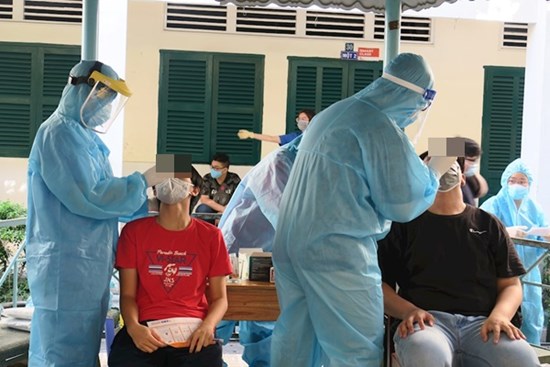 TP.HCM: 18 mẫu gộp của thí sinh, giáo viên dương tính nCoV