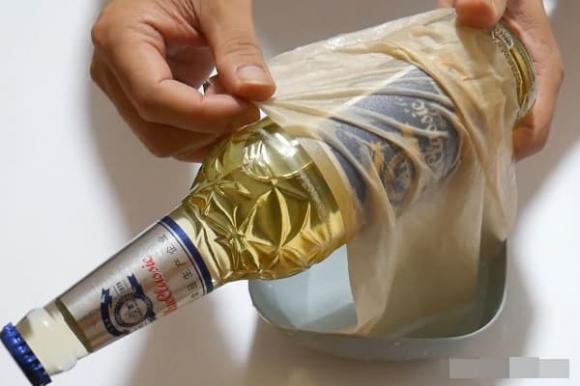 Muốn uống bia lạnh, bạn không cần đợi từ từ trong tủ lạnh, tôi sẽ hướng dẫn bạn mẹo uống bia lạnh nhanh trong 5 phút-3