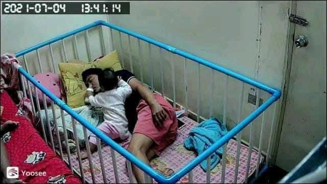 Giao con cho chồng trông để đi làm, người mẹ check camera thì phát hoảng với cảnh tượng ở nhà-1