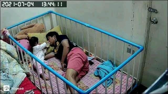 Giao con cho chồng trông để đi làm, người mẹ check camera thì phát hoảng với cảnh tượng ở nhà-2