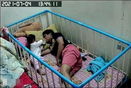 Giao con cho chồng trông để đi làm, người mẹ check camera thì 