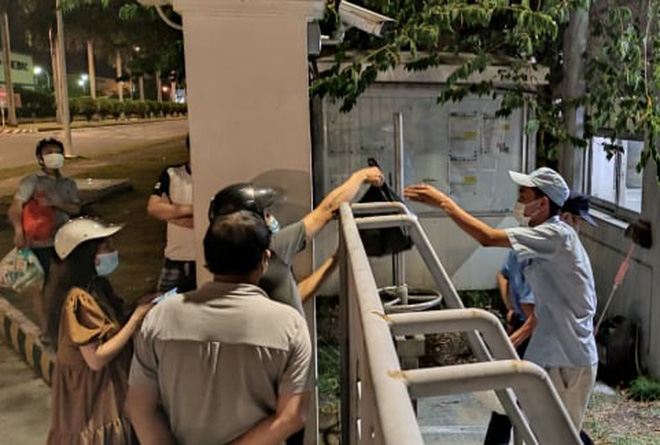 Ca dương tính SARS-CoV-2 mới tại Hà Nội: Công nhân chờ xét nghiệm xuyên đêm, nhiều người trò chuyện quên đeo khẩu trang-5