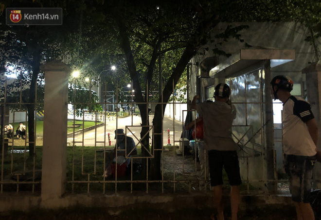 Ca dương tính SARS-CoV-2 mới tại Hà Nội: Công nhân chờ xét nghiệm xuyên đêm, nhiều người trò chuyện quên đeo khẩu trang-4