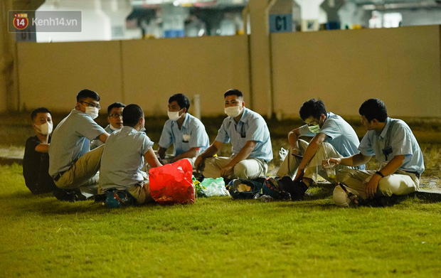 Ca dương tính SARS-CoV-2 mới tại Hà Nội: Công nhân chờ xét nghiệm xuyên đêm, nhiều người trò chuyện quên đeo khẩu trang-8