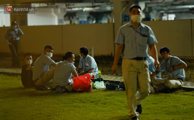 Ca dương tính SARS-CoV-2 mới tại Hà Nội: Công nhân chờ xét nghiệm xuyên đêm, nhiều người trò chuyện quên đeo khẩu trang-9