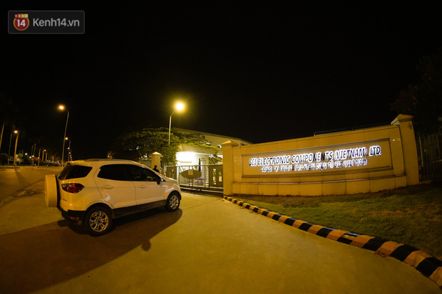 Ca dương tính SARS-CoV-2 mới tại Hà Nội: Công nhân chờ xét nghiệm xuyên đêm, nhiều người trò chuyện quên đeo khẩu trang-1