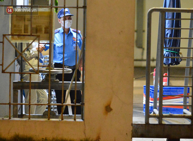 Ca dương tính SARS-CoV-2 mới tại Hà Nội: Công nhân chờ xét nghiệm xuyên đêm, nhiều người trò chuyện quên đeo khẩu trang-2
