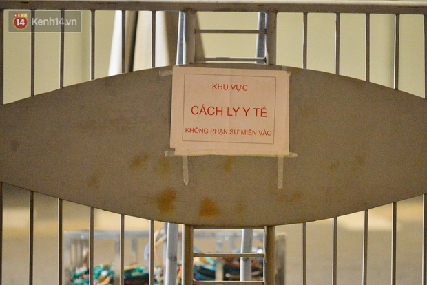 Ca dương tính SARS-CoV-2 mới tại Hà Nội: Công nhân chờ xét nghiệm xuyên đêm, nhiều người trò chuyện quên đeo khẩu trang-3