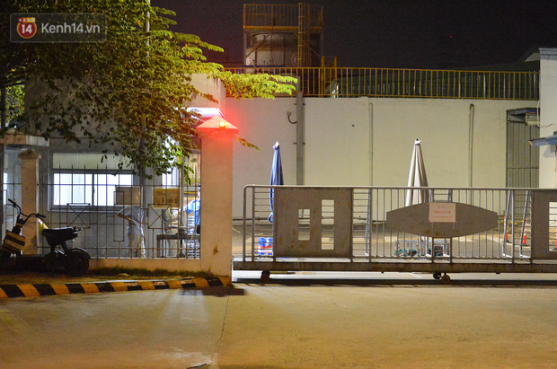 Ca dương tính SARS-CoV-2 mới tại Hà Nội: Công nhân chờ xét nghiệm xuyên đêm, nhiều người trò chuyện quên đeo khẩu trang-13