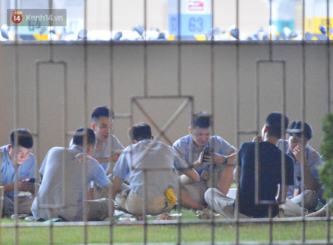 Ca dương tính SARS-CoV-2 mới tại Hà Nội: Công nhân chờ xét nghiệm xuyên đêm, nhiều người trò chuyện quên đeo khẩu trang-10