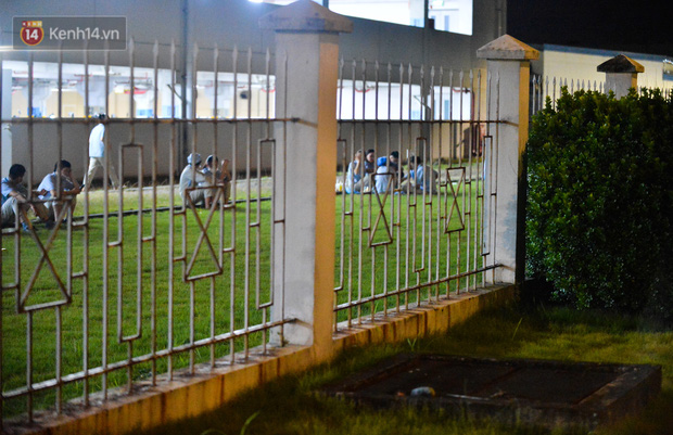 Ca dương tính SARS-CoV-2 mới tại Hà Nội: Công nhân chờ xét nghiệm xuyên đêm, nhiều người trò chuyện quên đeo khẩu trang-14