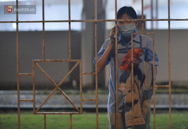Ca dương tính SARS-CoV-2 mới tại Hà Nội: Công nhân chờ xét nghiệm xuyên đêm, nhiều người trò chuyện quên đeo khẩu trang-12