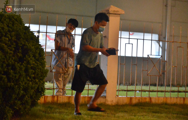 Ca dương tính SARS-CoV-2 mới tại Hà Nội: Công nhân chờ xét nghiệm xuyên đêm, nhiều người trò chuyện quên đeo khẩu trang-6