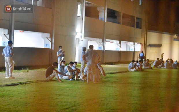 Ca dương tính SARS-CoV-2 mới tại Hà Nội: Công nhân chờ xét nghiệm xuyên đêm, nhiều người trò chuyện quên đeo khẩu trang-7