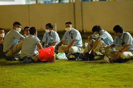 Ca dương tính SARS-CoV-2 mới tại Hà Nội: Công nhân chờ xét nghiệm xuyên đêm, nhiều người trò chuyện quên đeo khẩu trang