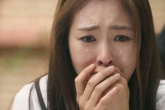 Tôi vấp ngã làm cả mâm bát đĩa rơi vỡ, đầu gối chảy máu, đau muốn khóc mà phản ứng của bạn trai khiến tôi lập tức 