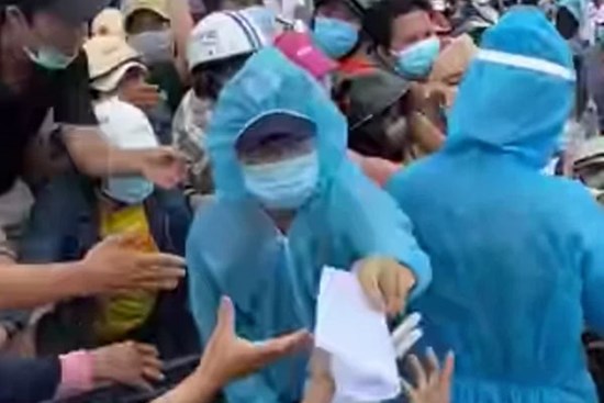 Tranh nhau xin giấy xét nghiệm tại TP.HCM: Giấy xét nghiệm có giá trị gì?