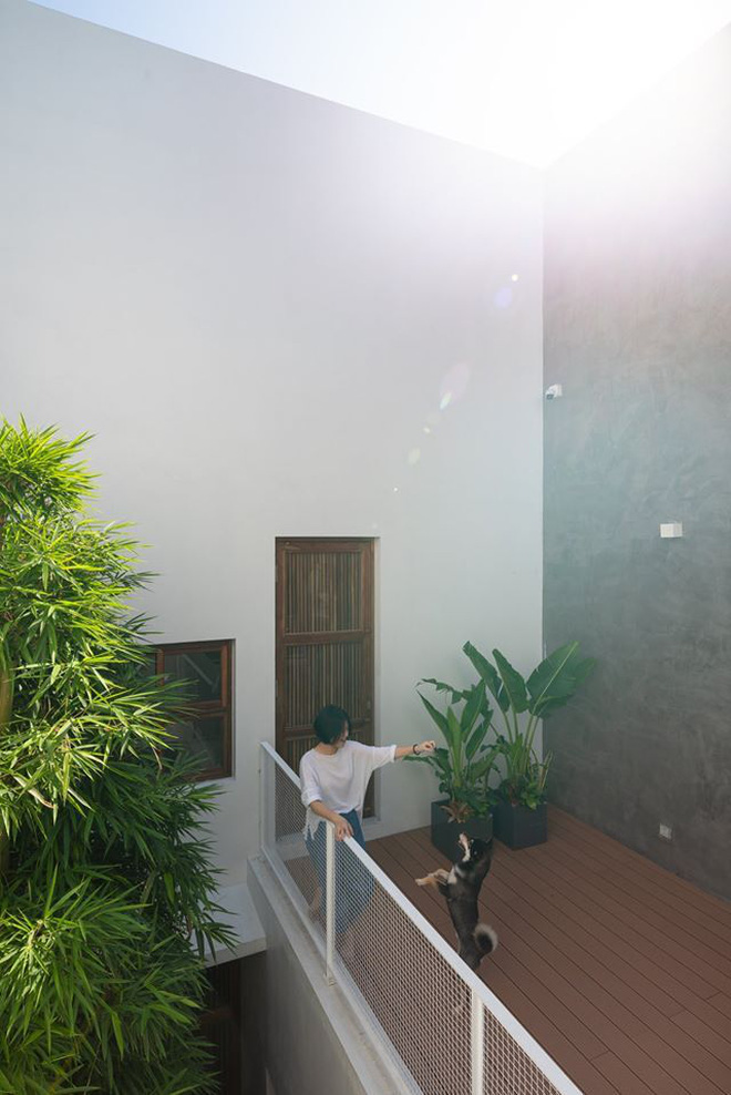 Vợ chồng 8X xây nhà 3,5 tỷ tại Long Biên: Bên ngoài là khối hộp cao 9m nhưng trong nhà lại ngập nắng chill bất ngờ-4