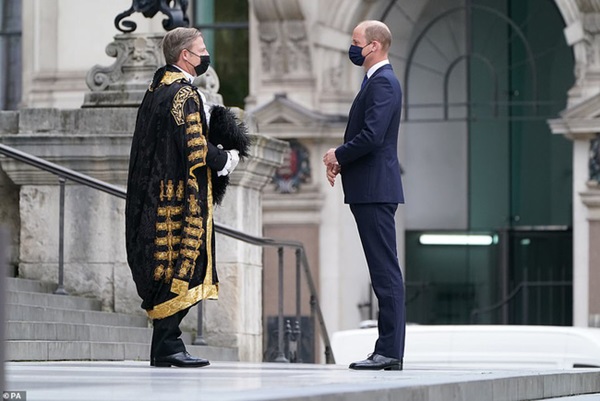 Công nương Kate phải tự cách ly vì tiếp xúc người mắc Covid-19 khiến Hoàng tử William xuất hiện lẻ loi-2