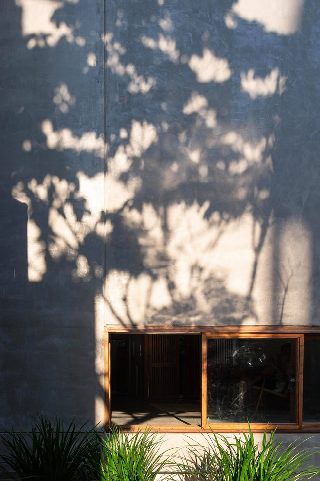 Vợ chồng 8X xây nhà 3,5 tỷ tại Long Biên: Bên ngoài là khối hộp cao 9m nhưng trong nhà lại ngập nắng chill bất ngờ-10