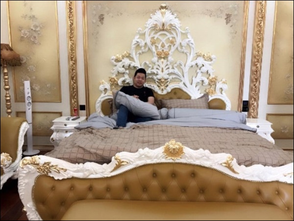 Căn hộ cao cấp trống huơ trống hoác của Quang Lê 2 năm trước nay đã được tô điểm bằng ban công ngập tràn sắc hoa, view đẹp mỹ mãn-11