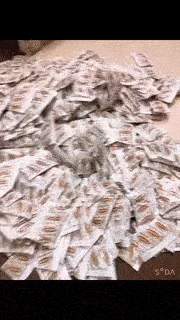 Choáng: Cô gái cắt hàng nghìn gói mì để lấy ra duy nhất một thứ rồi mang đi bán lại kiếm lời cả 2 lần, ở đâu lại có vụ buôn bán hời đến thế!?-1