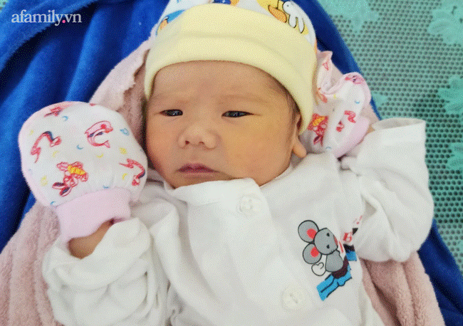 Xót xa bé trai chưa rụng rốn bị bỏ trước cổng Làng thiếu niên Thủ Đức lúc nửa đêm-1