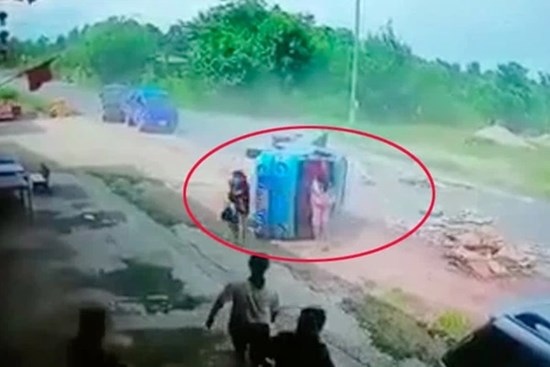 Người phụ nữ lao ra từ cabin chiếc xe tải bị lật khiến tất cả 'đứng hình'