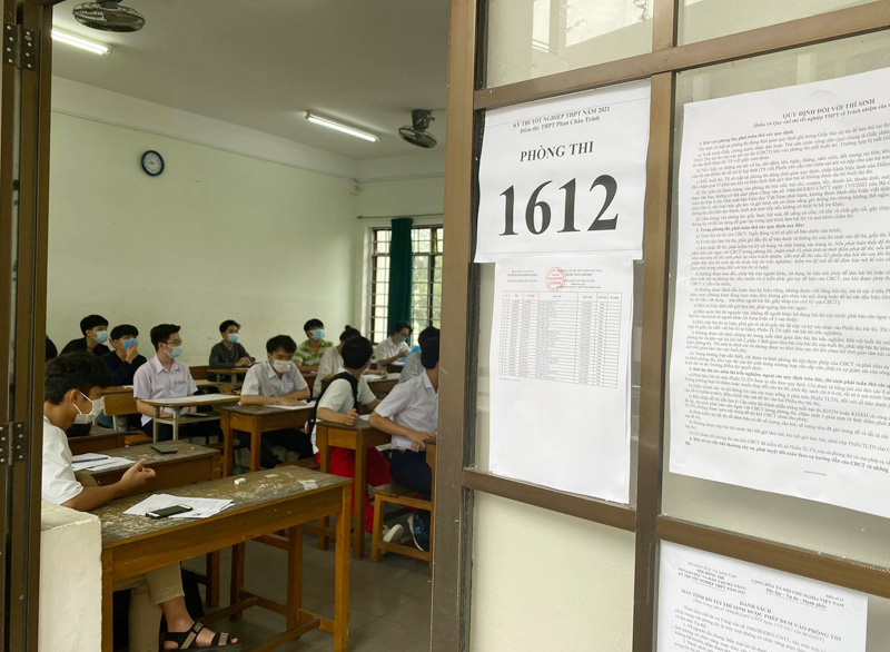 Toàn cảnh buổi chiều làm thủ tục thi Tốt nghiệp THPT 2021 của sĩ tử 3 miền Bắc - Trung - Nam-16