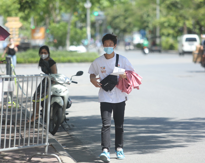 Toàn cảnh buổi chiều làm thủ tục thi Tốt nghiệp THPT 2021 của sĩ tử 3 miền Bắc - Trung - Nam-10