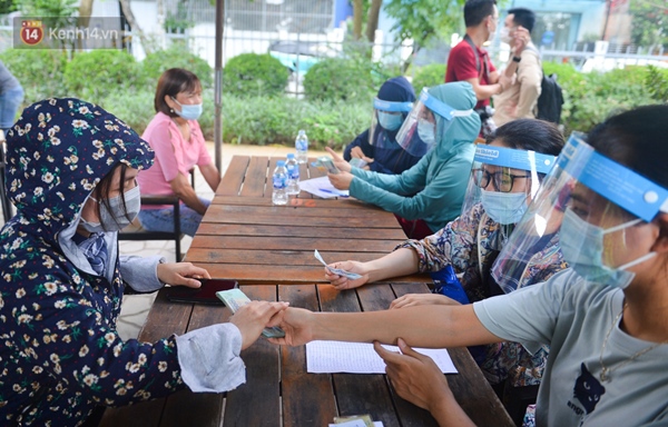 Ảnh: Niềm vui của những công nhân thu gom rác đầu tiên được trả nợ lương-3