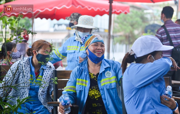 Ảnh: Niềm vui của những công nhân thu gom rác đầu tiên được trả nợ lương-6