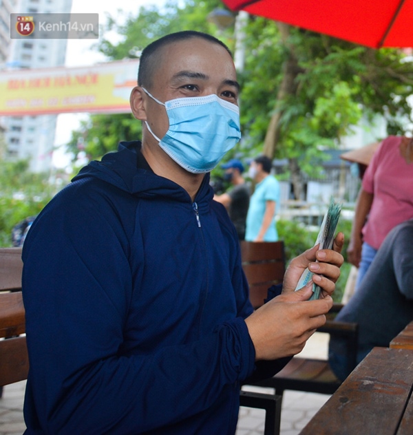 Ảnh: Niềm vui của những công nhân thu gom rác đầu tiên được trả nợ lương-11