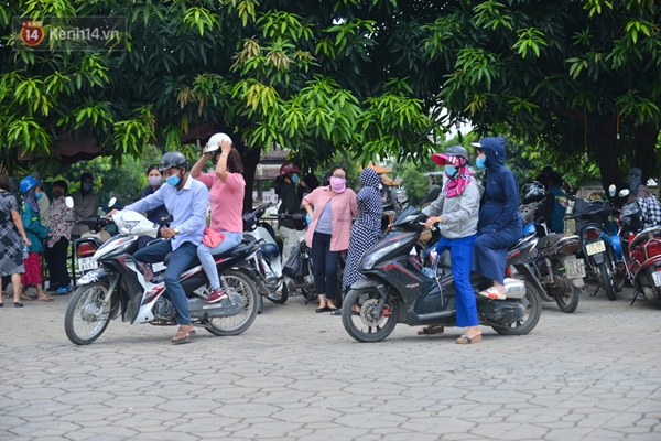 Ảnh: Niềm vui của những công nhân thu gom rác đầu tiên được trả nợ lương-15