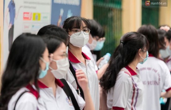 Ngày thi đầu tiên Kỳ thi tốt nghiệp THPT 2021: Thí sinh có mặt từ rất sớm, cha mẹ không được tập trung ở cổng trường chờ con